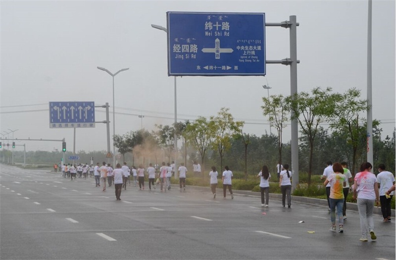 本次彩虹跑路線為環(huán)繞空港物流園區(qū)一周，全程約5公里。寬敞的大道上，大家你追我趕、歡聲笑語籠罩在物流園區(qū)上空，潮濕的陰雨天助力運(yùn)動(dòng)健兒們一路向前。