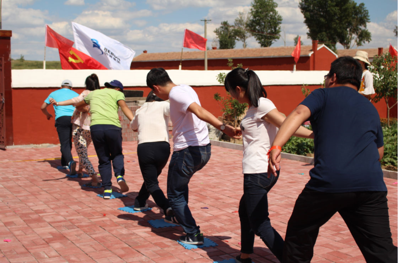 “摸石頭過河”更是考驗(yàn)團(tuán)隊(duì)合作能力，團(tuán)隊(duì)每個人的腳都不能離開事先放好的“地板”，這也增加了集體前進(jìn)的難度。