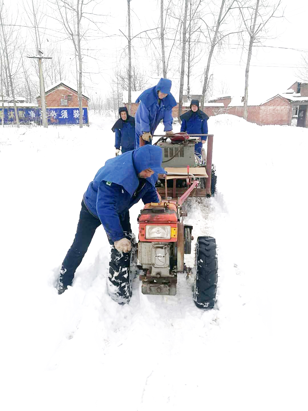 雪天運(yùn)用農(nóng)用拖拉機(jī)搶修鹵水管道 海晶王安雪手機(jī)作品.